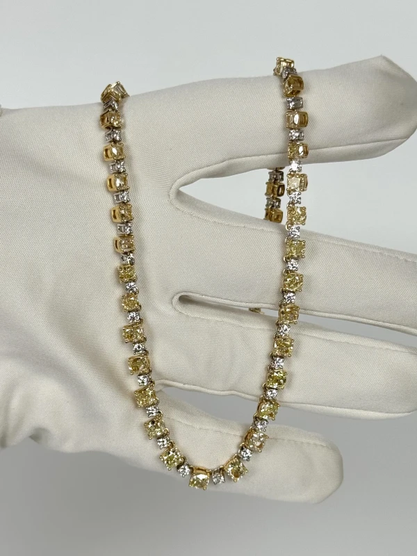 Earrings without a brand FANCY VERY LIGHT YELLOW DIAMOND NECKLACE 23.55 CT 19.98 CT 4