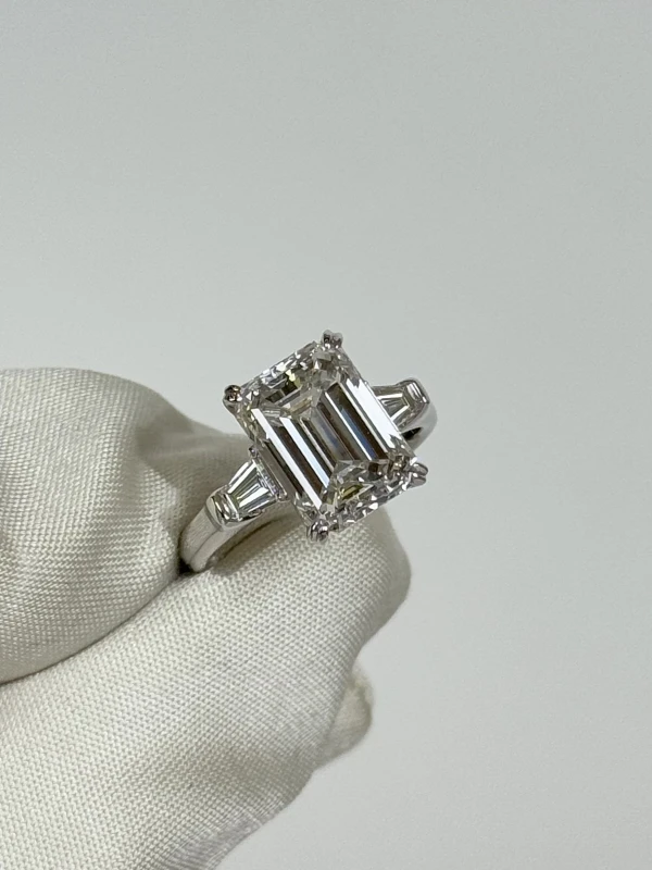 No name EMERALD DIAMOND 5.01 CT D/VVS2 RING (GIA) NN5.01D/VVS 3