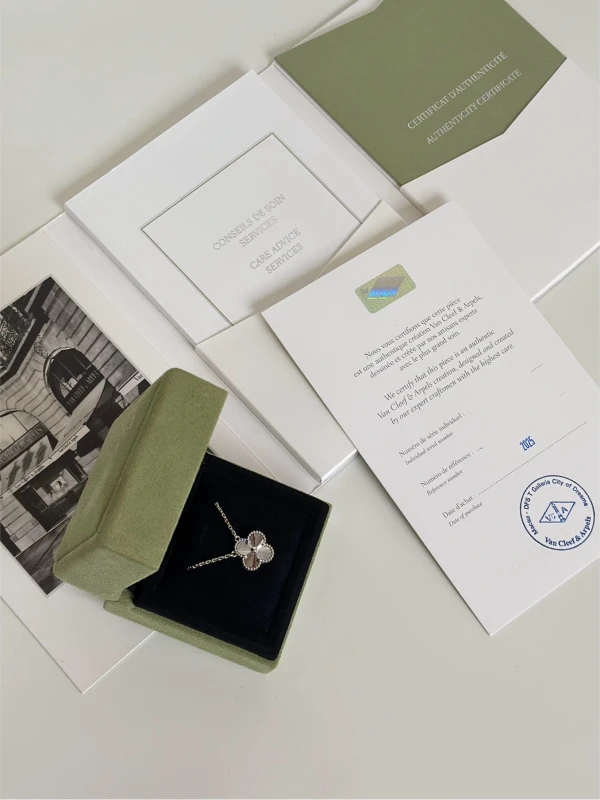 Van Cleef & Arpels. Vintage Alhambra pendant VCARP9XG00 4