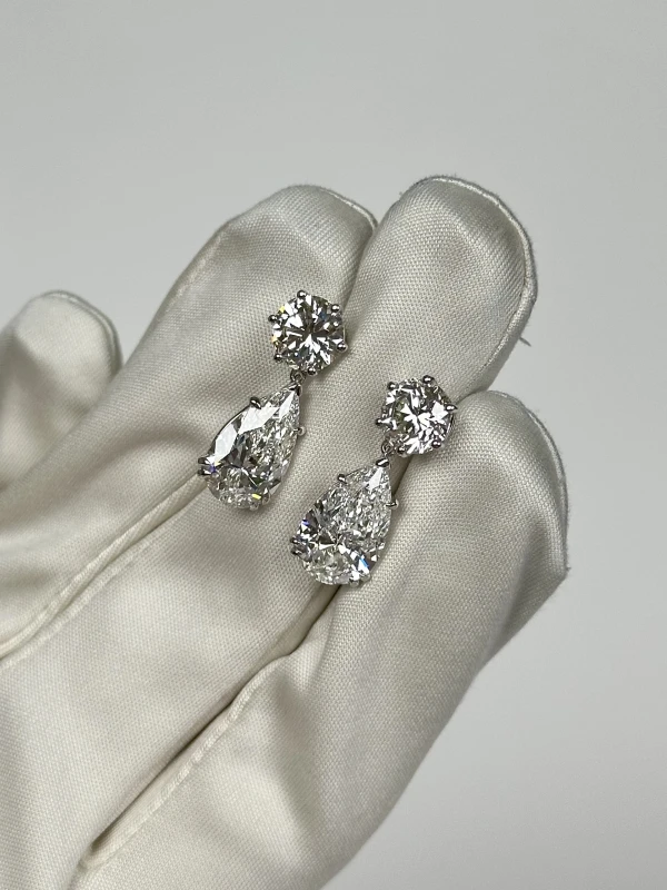 Earrings without a brand PEAR AND ROUND DIAMOND EARRINGS 4.01-4.01 CT E-F/VS2 (GIA) 4.01-4.01 CT E-F/VS2 (GIA) 3