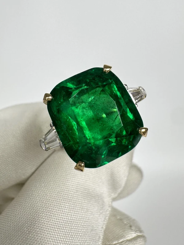 DeRosa CUSHION EMERALD 10.73 CT VIVID GREEN RING (GRS) R244017 3