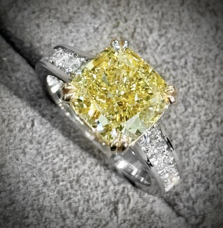 No name С БРИЛЛИАНТОМ 5.01 CT FANCY INTENSE YELLOW/SI2 5.01 CT FANCY INTENSE YELLOW/SI2 6