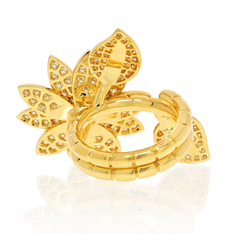 Van Cleef & Arpels. LOTUS RING (SIZE 50) Van Cleef & Arpels240210 1