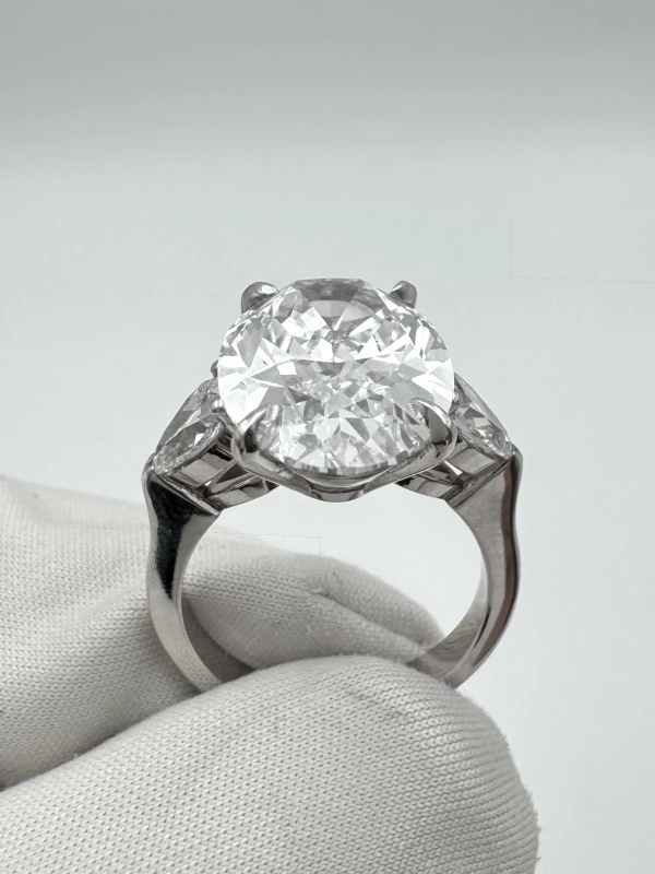 No name OVAL DIAMOND 8.06 CT D/VVS2 RING  (TYPE IIA) (GIA) NN8.06CT D/VVS2 6