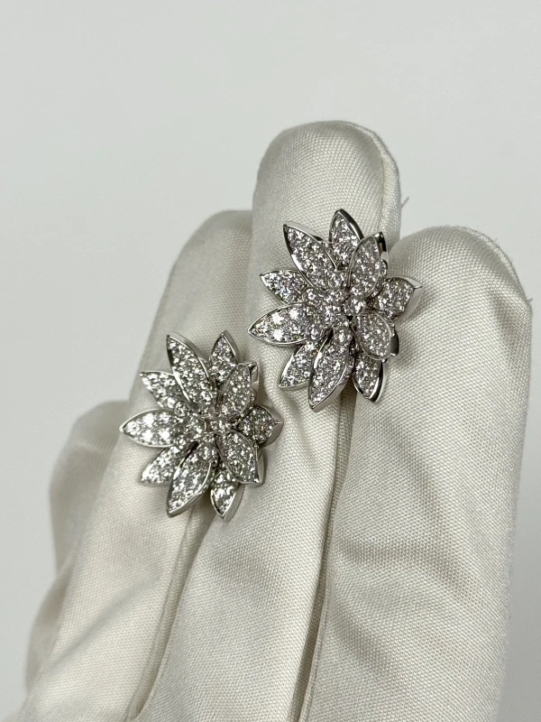 Van Cleef & Arpels. LOTUS EARRINGS, MEDIUM MODEL VCARO96C00 3