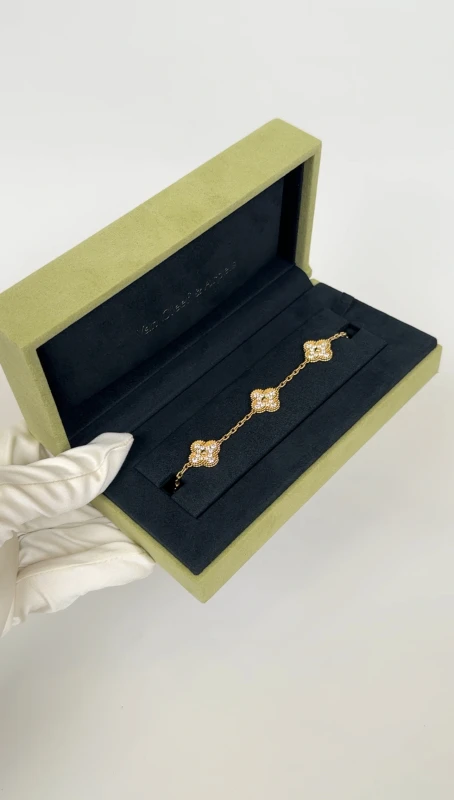 Van Cleef & Arpels. Vintage Alhambra bracelet, 5 motifs VCARA41400 3