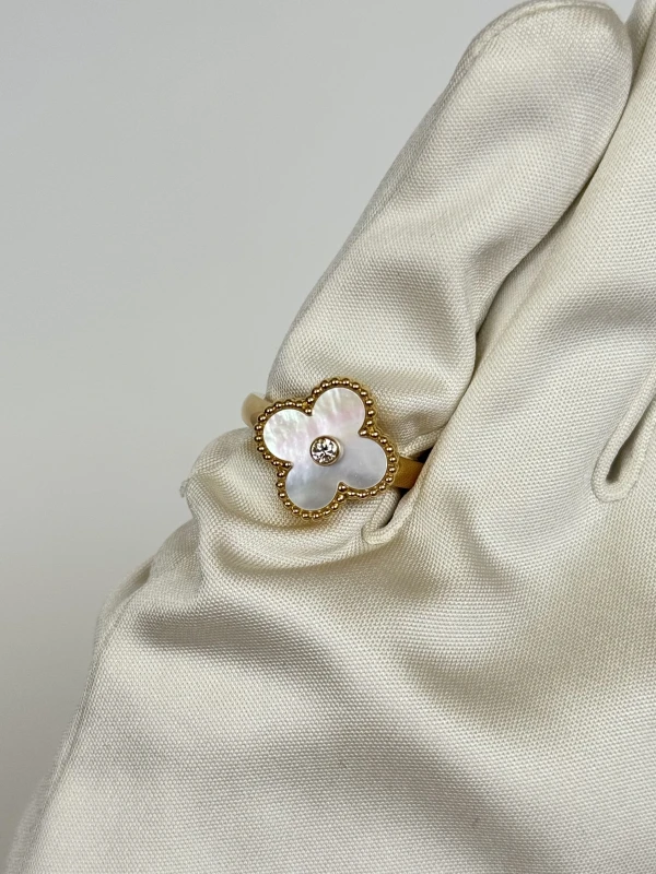 Van Cleef & Arpels. VINTAGE ALHAMBRA, DIAMOND, MOTHER OF PEARL RING (SIZE 53) VCARA41153 6