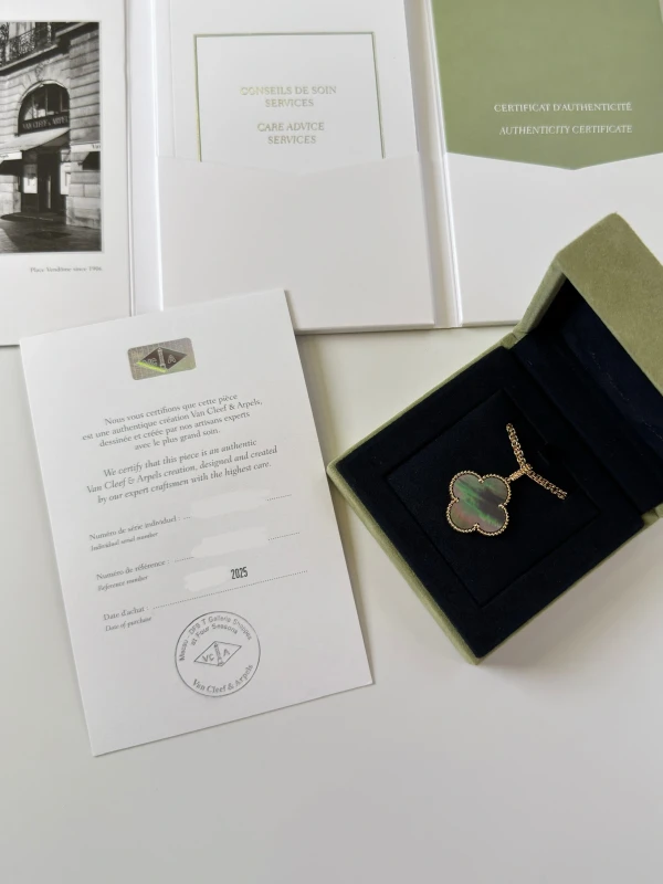 Van Cleef & Arpels. MAGIC ALHAMBRA LONG NECKLACE, 1 MOTIF. MOTHER-OF-PEARL VCARP6I200 7