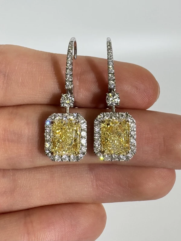 Earrings without a brand RADIANT DIAMOND 3.01 - 3.01 CT FANCY LIGHT YELLOW/VVS1-VVS2 EARRINGS (GIA) NN3.01-3.01FLY 3