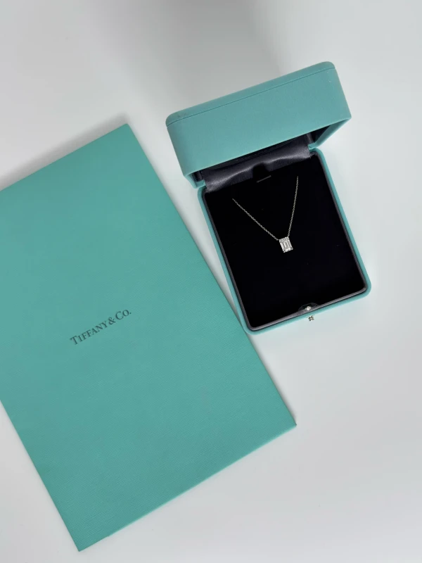 Tiffany & Co PLATINUM EMERALD DIAMOND PENDANT 2.13 CT E/VVS2 TCO PEND 2.13 CT E/VVS2 4