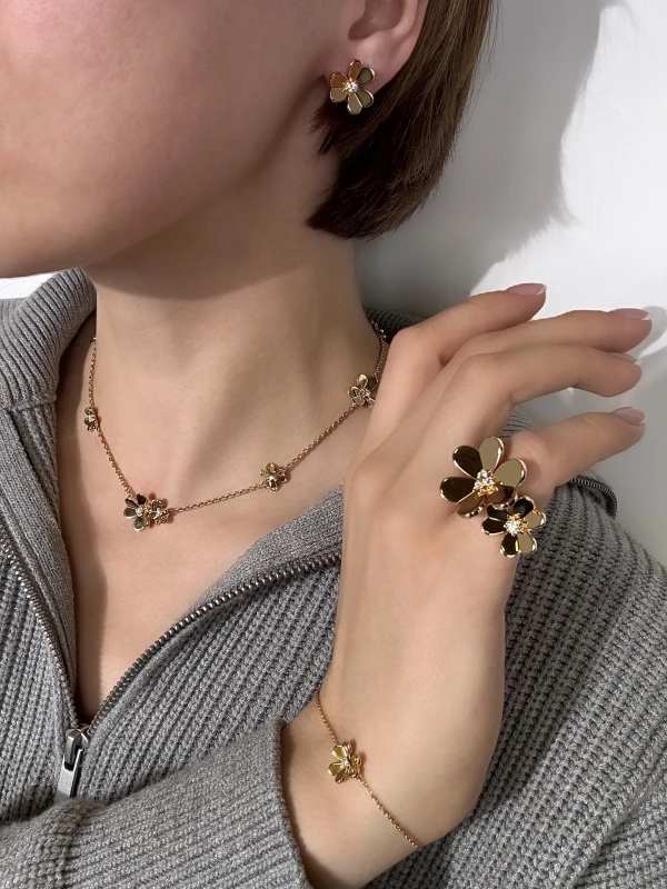 Van Cleef & Arpels. FRIVOLE NECKLACE VCARD31500 2