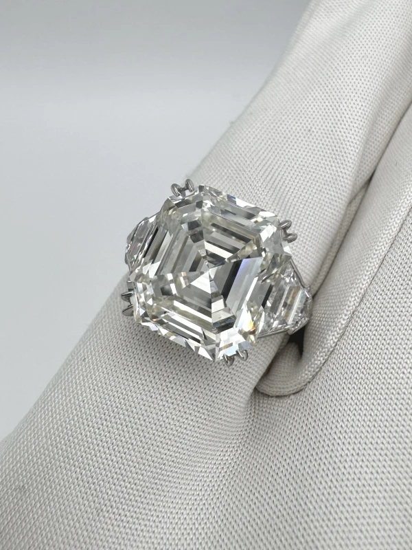 No name EMERALD DIAMOND 9.01 CT G/VS1 RING (GIA) 6596 9.01 CT G/VS1 (GIA) 4