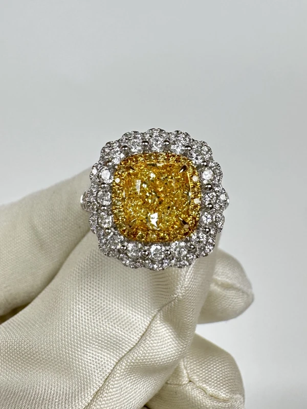 Earrings without a brand CUSHION DIAMOND 2.03 CT FANCY YELLOW/VVS1 RING (SIZE 51) NN2.03 FY/VVS 2
