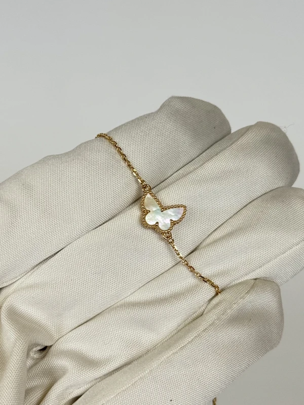 Van Cleef & Arpels. SWEET ALHAMBRA BUTTERFLY BRACELET VCARF69000 3
