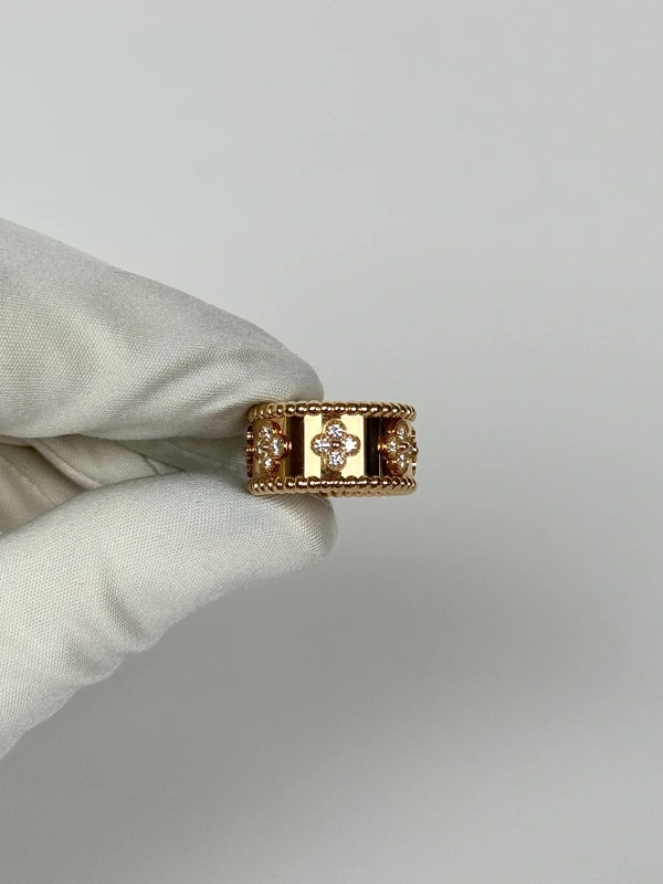 Van Cleef & Arpels PERLÉE CLOVERS RING, MEDIUM MODEL VCARO9LN00 2