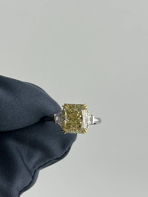 No name С БРИЛЛИАНТОМ 3.40 CT FBGY/SI1 3.40 CT 3