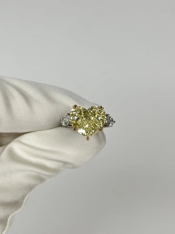 No name HEART DIAMOND 9.01 CT FANCY YELLOW/SI1 (GIA) NN 9.01 CT FY/SI1 2