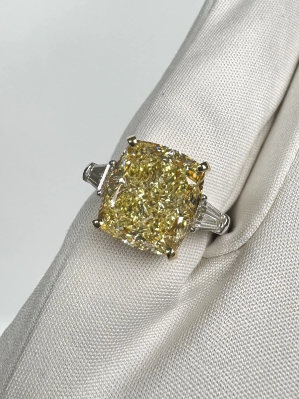 No name CUSHION DIAMOND 8.03 CT FANCY LIGHT YELLOW/VS1 RING (GIA) nn8.03ct FLY/VS1 4