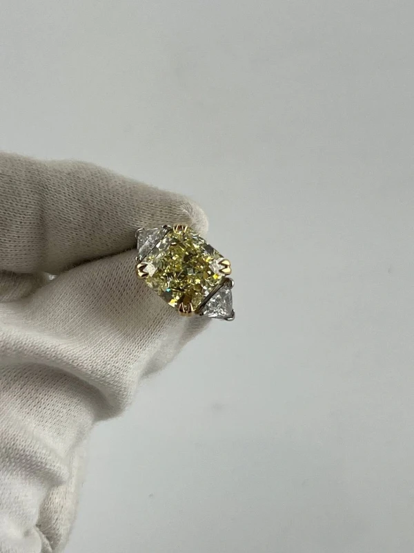 Earrings without a brand С БРИЛЛИАНТОМ 8.19 CT FANCY LIGHT YELLOW/VS1 8.19 ct 5