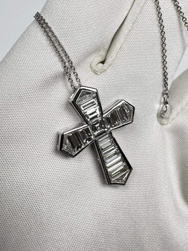 GRAFF BAGUETTE CUT DIAMOND CROSS PENDANT RGP002 5