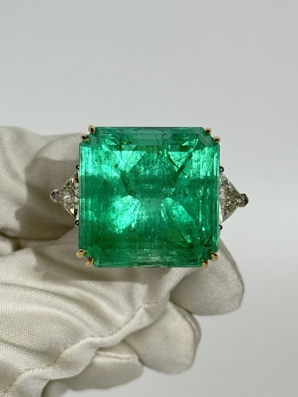 No name COLOMBIA EMERALD 78.46 CT GREEN RING (GRS) NN78.46 3