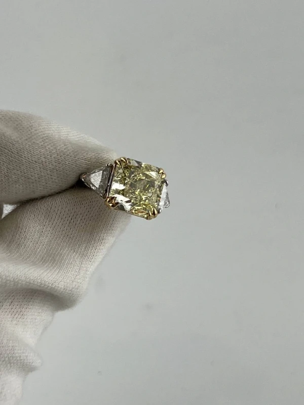 Earrings without a brand С БРИЛЛИАНТОМ 8.19 CT FANCY LIGHT YELLOW/VS1 8.19 ct 4