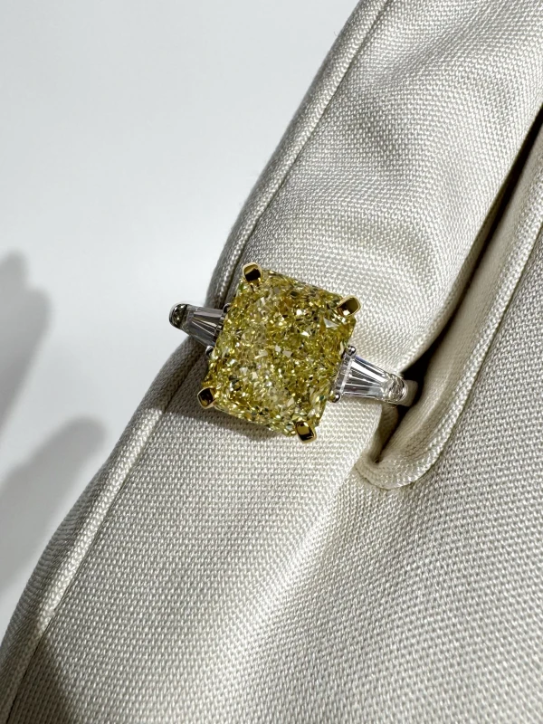 No name RADIANT DIAMOND 4.04 CT FANCY LIGHT YELLOW/VS2 RING (GIA) NN4.04FLY 4