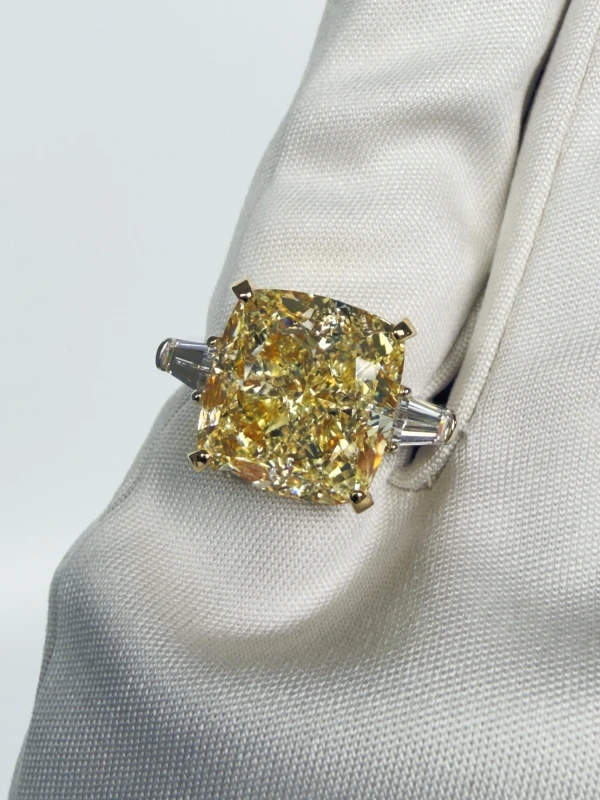 No name CUSHION DIAMOND 10.02 CT FANCY LIGHT YELLOW/VS1 RING (GIA) NN10.02 4