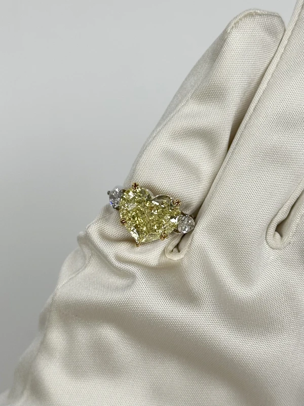 No name HEART DIAMOND 9.01 CT FANCY YELLOW/SI1 (GIA) NN 9.01 CT FY/SI1 4