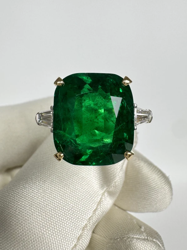 DeRosa CUSHION EMERALD 10.73 CT VIVID GREEN RING (GRS) R244017 2