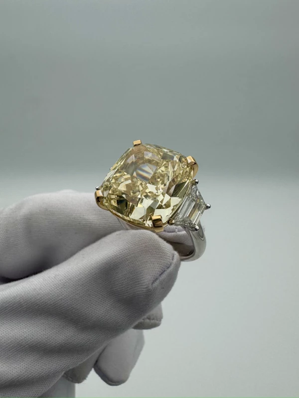 No name С БРИЛЛИАНТОМ "GRAFF" 18.48 CT FY/VS1 18.48 CT FY/VS1 2