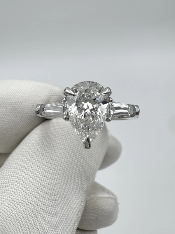 Earrings without a brand PEAR DIAMOND 2.01 CT E/IF (GIA) NN2.01 CT E/IF (GIA) 2