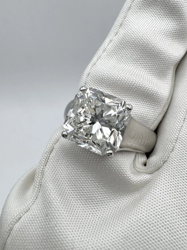 Tiffany & Co VINTAGE RING, LUCIDA DIAMOND 5.16 CT H/VVS1 TC5.16 5