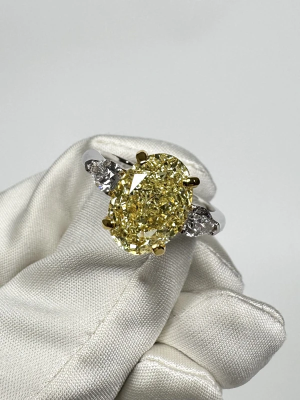 Earrings without a brand OVAL DIAMOND 5.01 CT FANCY YELLOW/VS1 RING (GIA) NN 5.01 CT FY/VS1 4