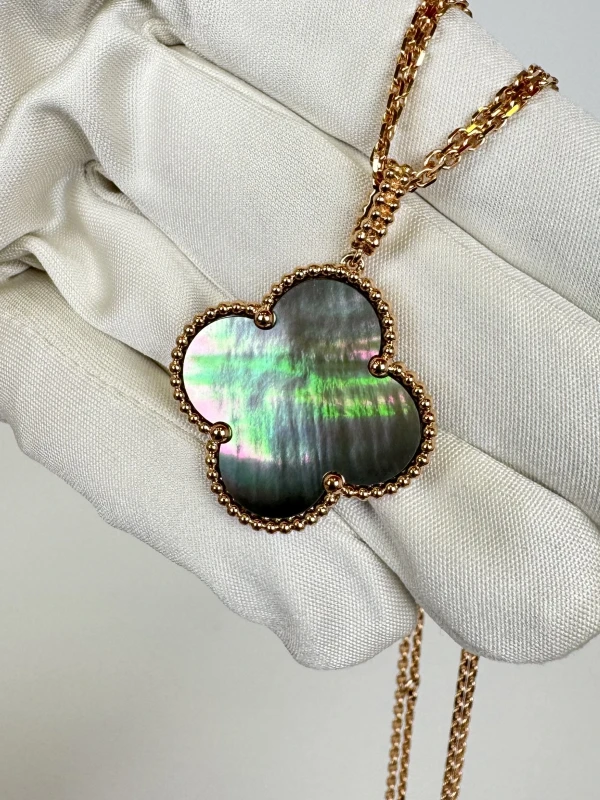 Van Cleef & Arpels. MAGIC ALHAMBRA LONG NECKLACE, 1 MOTIF. MOTHER-OF-PEARL VCARP6I200 6