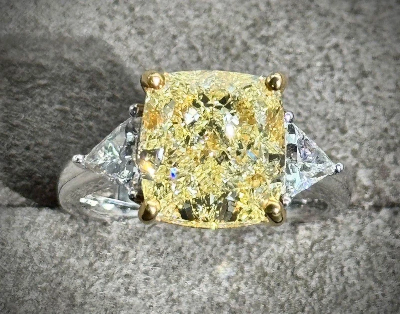 Earrings without a brand CUSHON DIAMOND 7.11 CT Fancy Light Yellow/VS1 RING (GIA) 7.11CT FLY/VS1 2