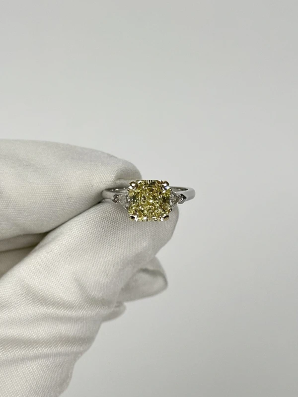 Graff RADIANT DIAMOND 3.02 CT FANCY YELLOW/VVS2 RING (GIA) GR3.02FY/VVS2 2