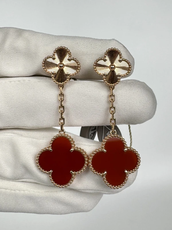 Van Cleef & Arpels. Magic Alhambra earrings, 2 motifs VCARP7RQ00 5