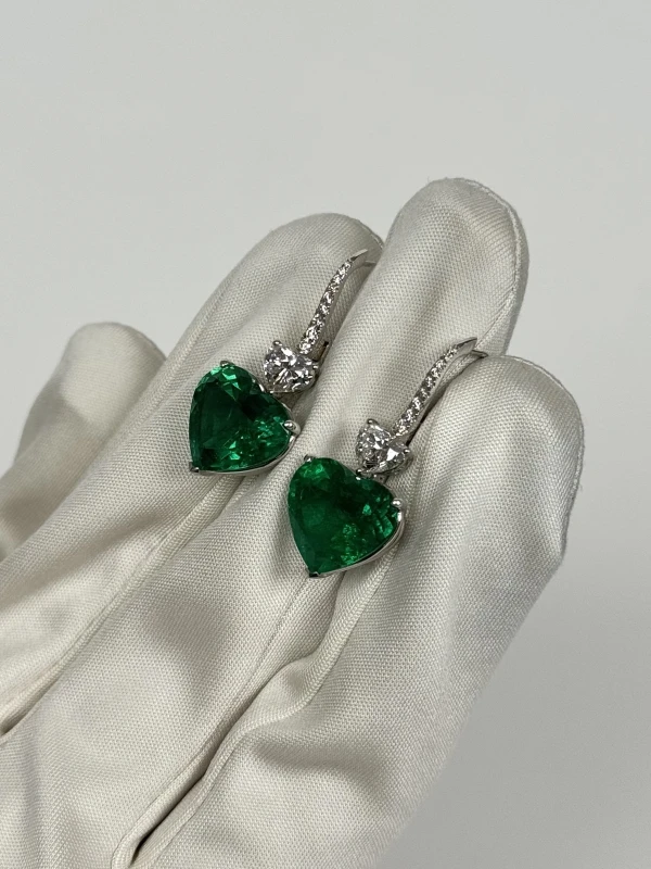 Earrings without a brand С ИЗУМРУДАМИ 6.08 CT - 5.81 CT 6.08 CT - 5.81 CT 3